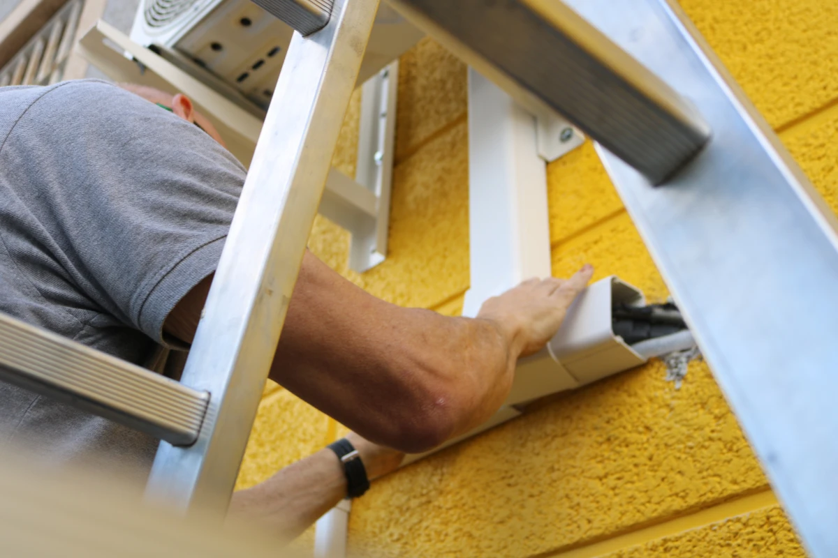 Técnico de aire acondicionado en Gran Canaria realizando revisión y reparación profesional de un equipo de climatización.