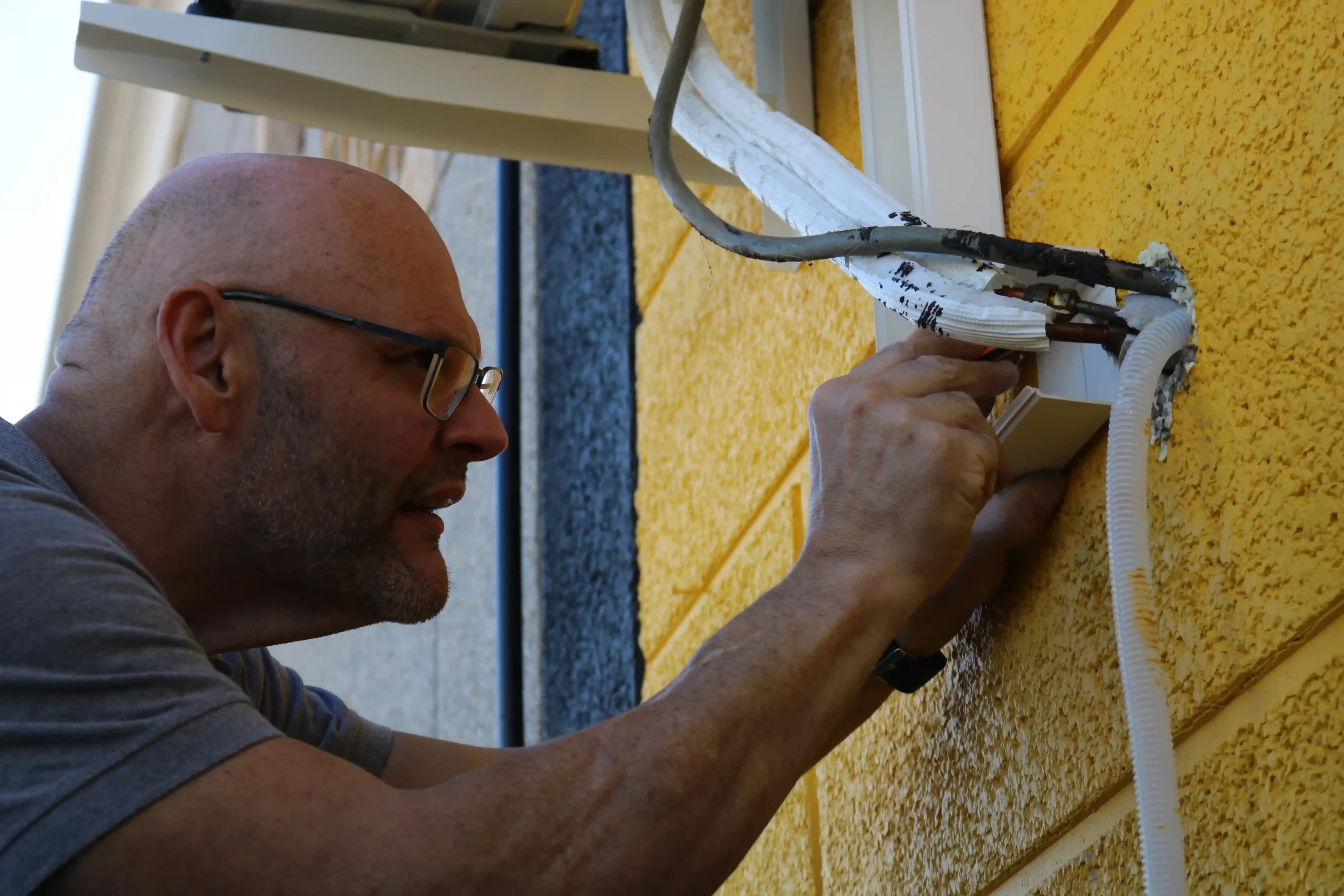 Instalador de aire acondicionado en Gran Canaria realizando una instalación profesional en vivienda con Climalez.