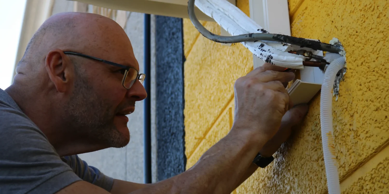 Instalador de aire acondicionado en Gran Canaria realizando una instalación profesional en vivienda con Climalez.