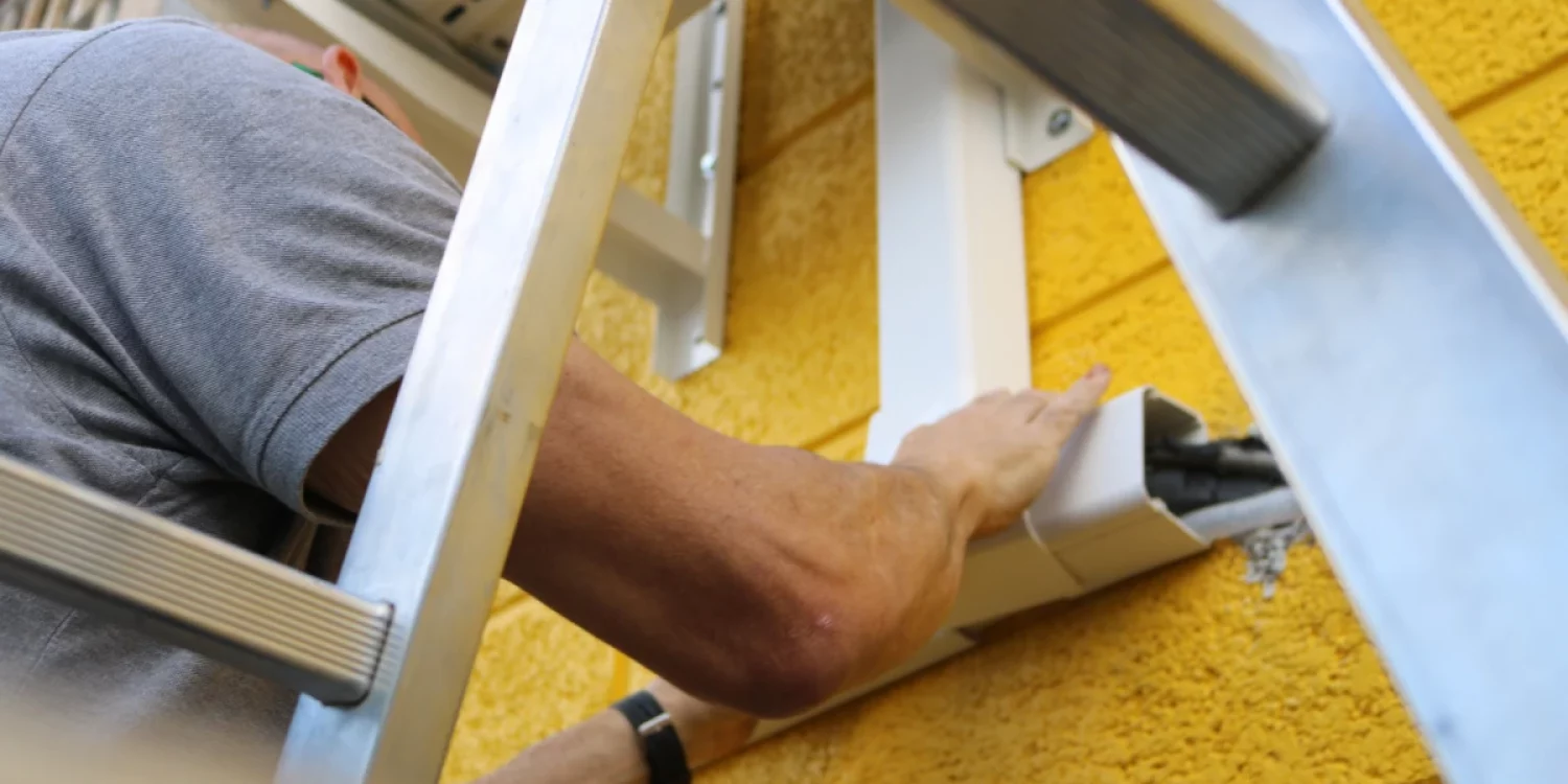 Técnico de aire acondicionado en Gran Canaria realizando revisión y reparación profesional de un equipo de climatización.